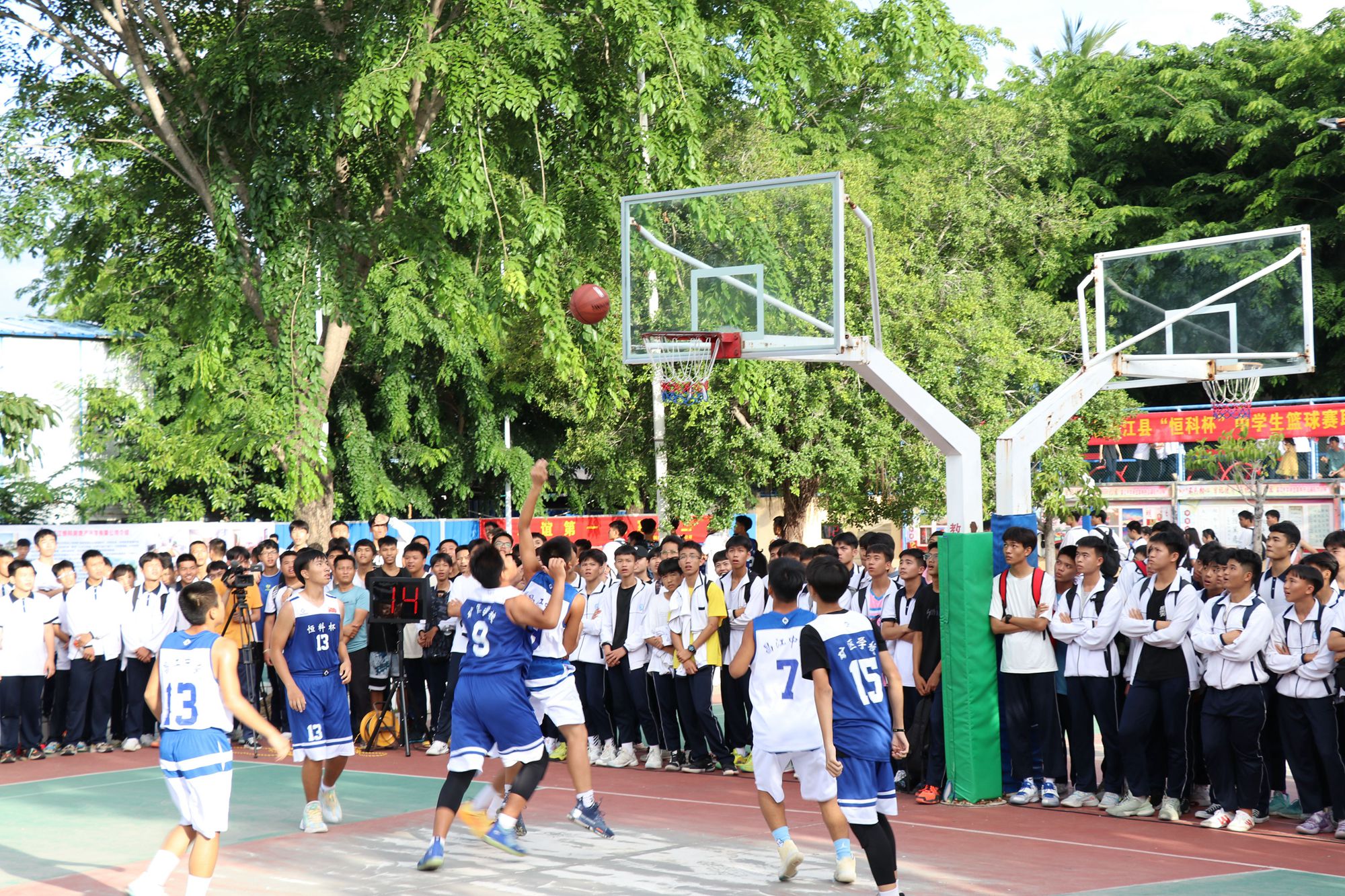 中学生打篮球的照片图片