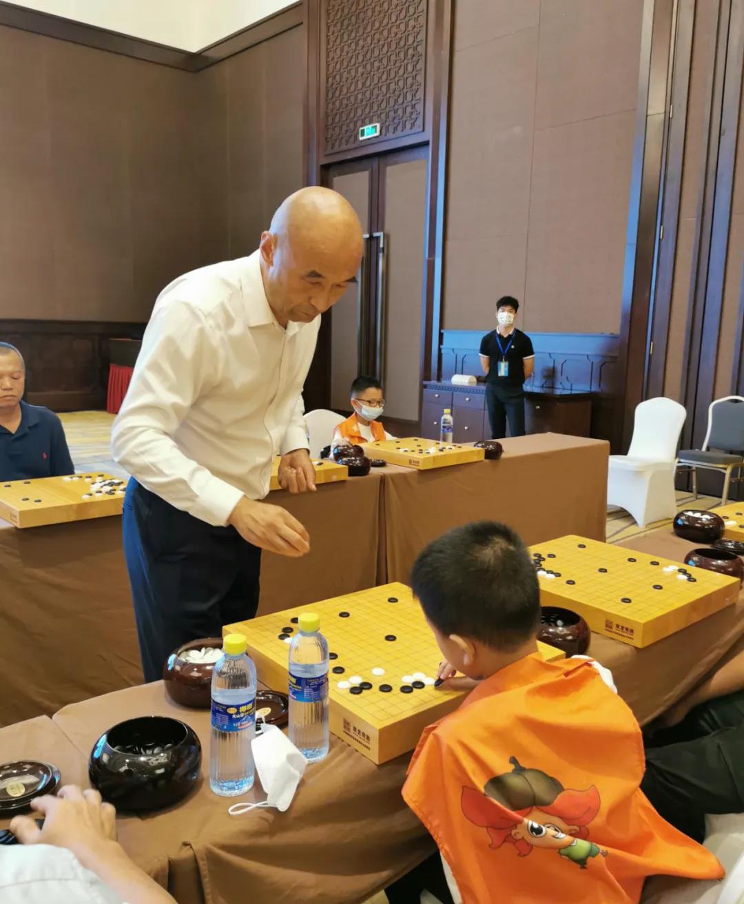 刘小光与我县围棋爱好者进行1对10围棋多面打对弈现场(冯定坤 摄)