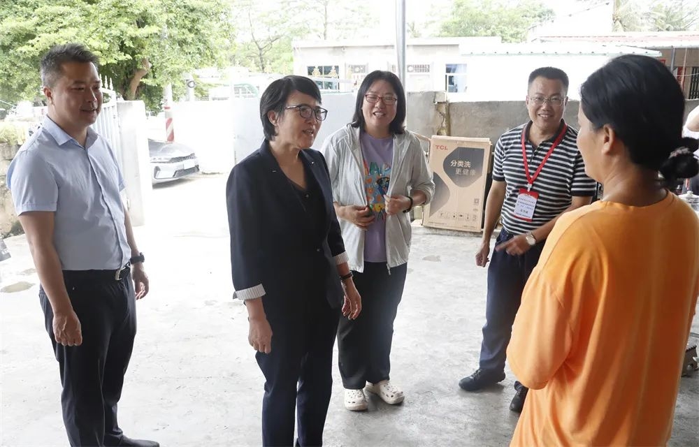 在叉河镇排岸村委会召开的座谈会上,慰问组详细了解